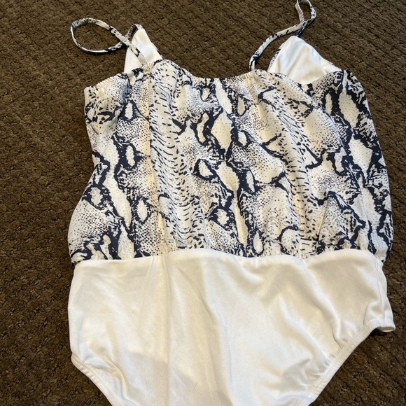 Tobi body suit - low cut V - size M - Picture 3 of 3